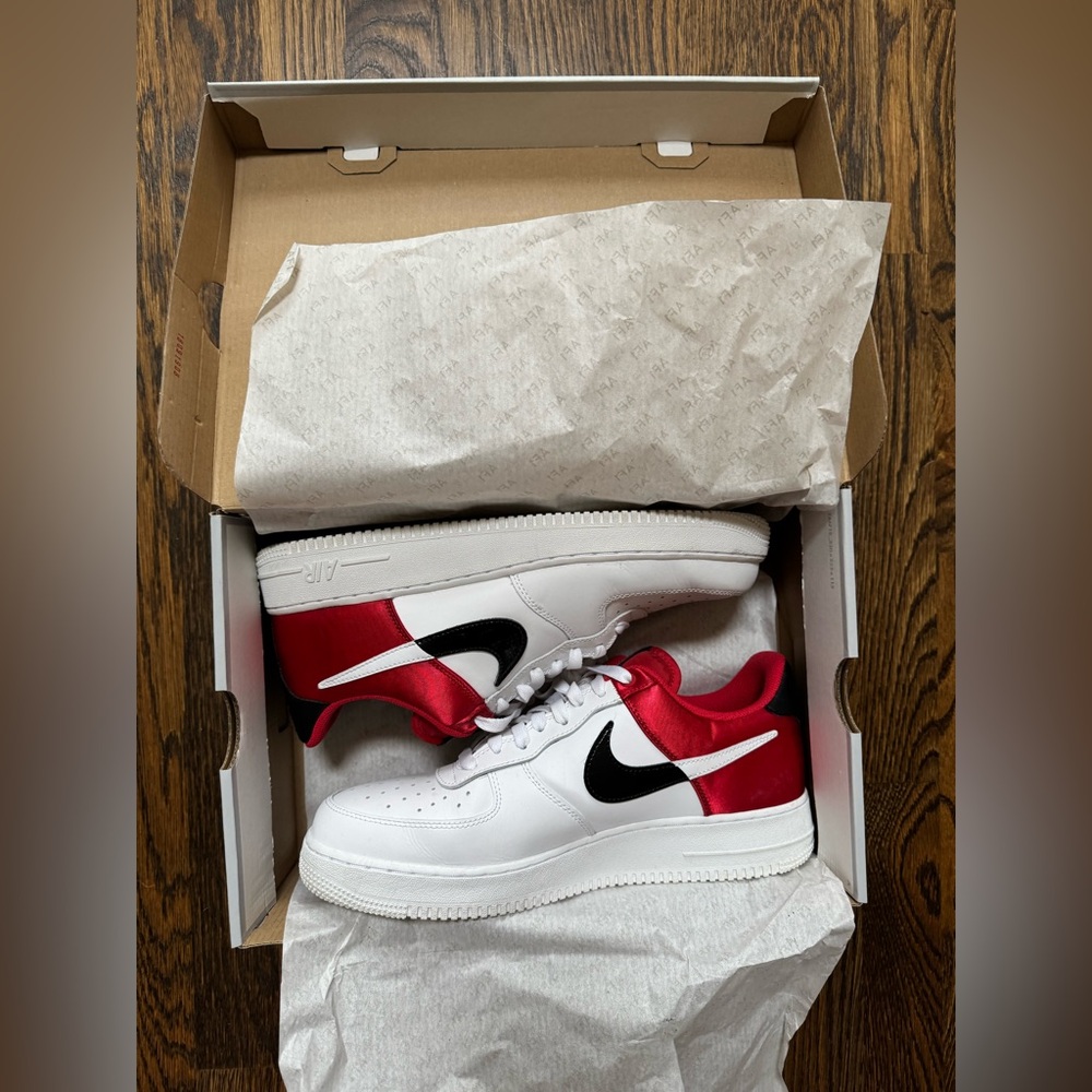 Men’s Nike Air Force 1 ‘07 lv8 1 in original packaging, excellent condition